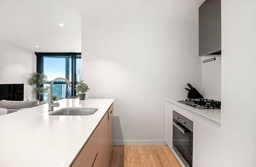 Melbourne Central Business District Apartment | Sky High 3BR Central Apt w/City Views and Parking