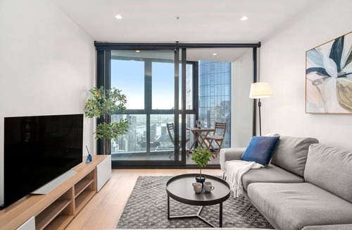 Melbourne Central Business District Apartment | Sky High 3BR Central Apt w/City Views and Parking