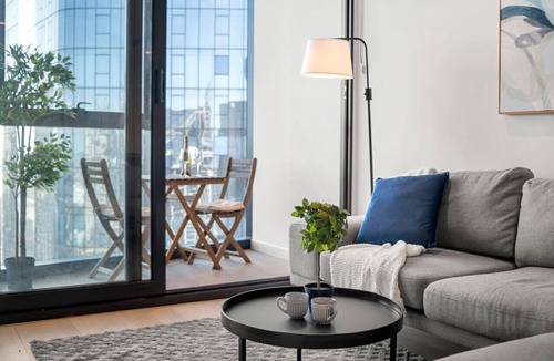 Melbourne Central Business District Apartment | Sky High 3BR Central Apt w/City Views and Parking