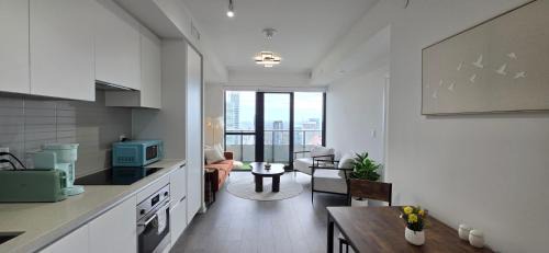 Downtown Mississauga Apartment | Sky High Luxe Stay 2BR-2BA Near Square One With Lake View, Gym, Pool & Parking