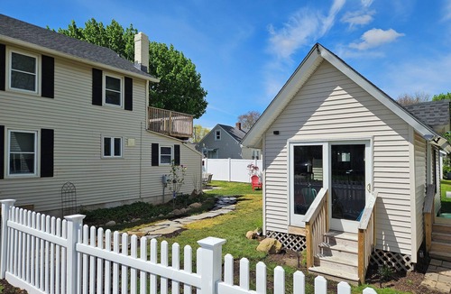 Old Lyme Cottage | Sky of Blue, Sea of Green - family and pet friendly - walking dist from Beach!