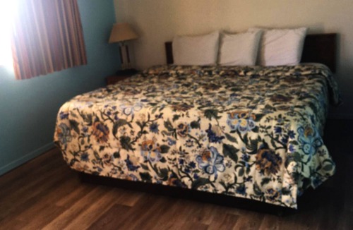El Dorado House | Sky-Palace Inn and Suites El Dorado - 1 King Bed NS