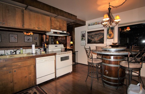 Skykomish Ski Chalet | SKY RIVER CHALET- ON THE RIVER WITH A VIEW OF THE MOUNTAINS & NEARBY HIKING