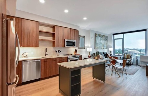 Reston Apartment | Skydeck w/Grilling! nr Reston Village Center