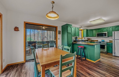 Berkeley Springs House | Skyefall - Perfect for family gatherings | Fireplace | Fire pit|Deck|Game room,|BBQ grill| Wifi|Hot tub