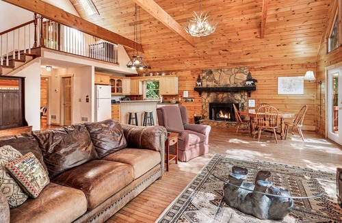 Jasper Cabin | Skyfall Lodge is a 3 bedroom 2 bath mountain cabin on 16 acres of land