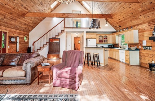 Jasper Cabin | Skyfall Lodge is a 3 bedroom 2 bath mountain cabin on 16 acres of land