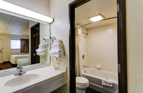 Willoughby Hotel | SkyLight Inn Cleveland - Willoughby