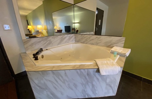 Willoughby Hotel | SkyLight Inn Cleveland - Willoughby