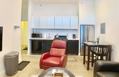 Downtown Anchorage House | Skyline 104: Modern 1-Bedroom Suite