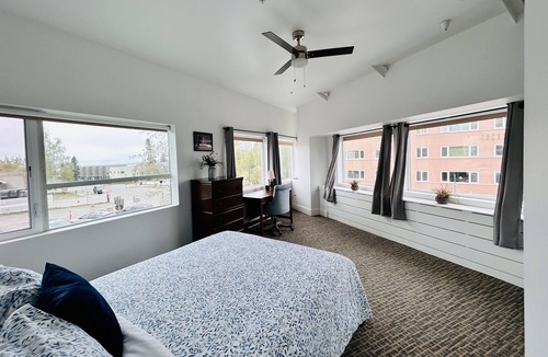 Downtown Anchorage House | Skyline 202: Aurora Borealis 2-Bedroom Suite