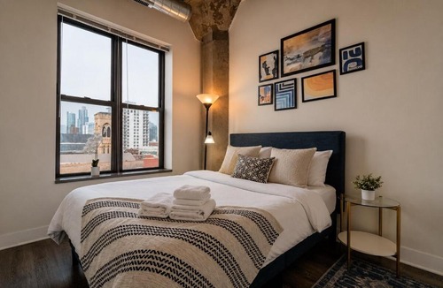 Near South Side Apartment | Skyline 2BR in South Loop with Optional Parking & Gym Access Near Museum Campus and McCormick Place