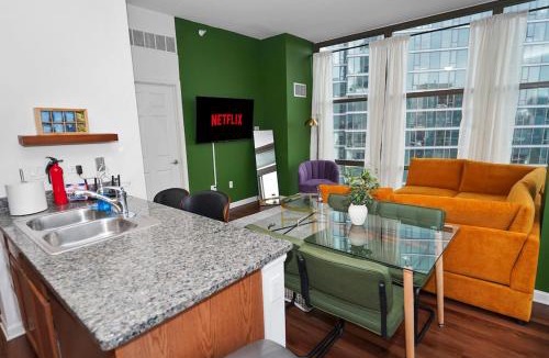 The Loop Apartment | Skyline 2BR on 20th Floor near Grant Park with Paid Parking