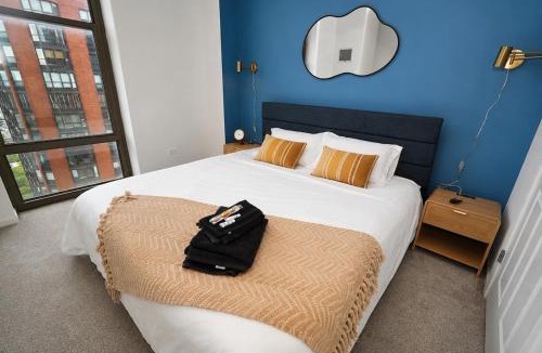 The Loop Apartment | Skyline 2BR on 20th Floor near Grant Park with Paid Parking