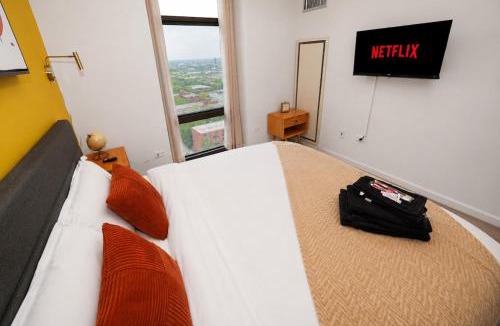 The Loop Apartment | Skyline 2BR on 20th Floor near Grant Park with Paid Parking