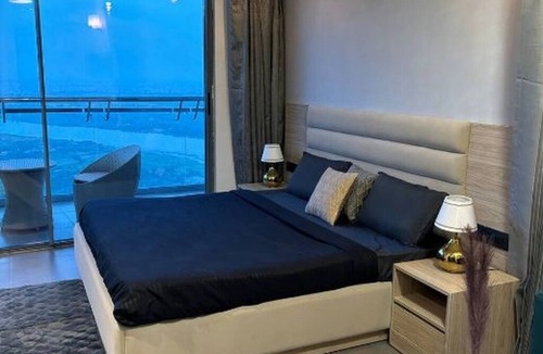 South City I Apartment | Skyline - 43rd floor river view by Luxury Heights