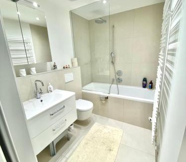 Kaisermuhlen Apartment | SkyLine Apartment mit Terrasse close to Lakes