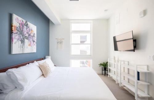 Highland House | Skyline Blue Modern Loft - Zuni Lofts