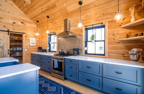 Sunderland Cabin | Skyline Cabin: Panoramic Mountain Views, Hot Tub, Fire Pit, Skiing, Manchester