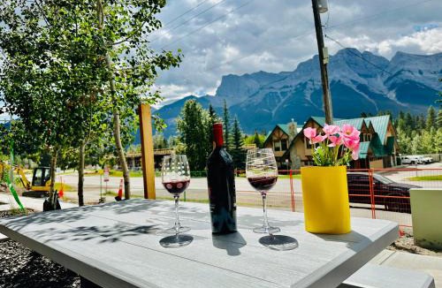Canmore Apartment | Skyline Getaway - Mountain Views - Pool - Hot Tub-102