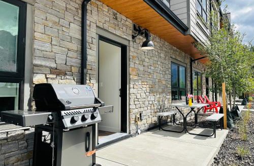 Canmore Apartment | Skyline Getaway - Mountain Views - Pool - Hot Tub-102