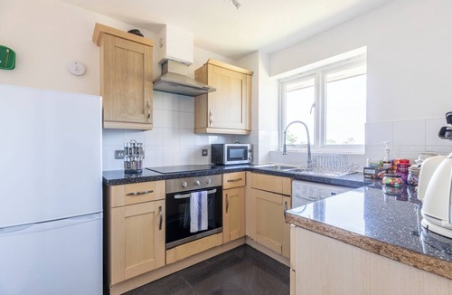 Woolwich Apartment | Skyline Haven Modern 2BR w/Free Parking & 4kTV