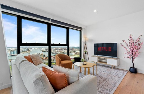 Docklands Apartment | Skyline Luxe 3BR 3BA with Free Carpark, River & Ocean Views
