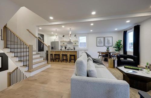 Downtown Nashville House | Skyline Luxury - Rooftop Deck- King Suites-Garage