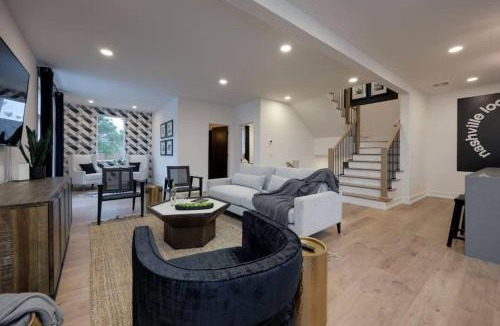 Downtown Nashville House | Skyline Luxury - Rooftop Deck- King Suites-Garage