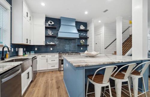 Crystal Beach House | Skyline Rooftop Deck! Golf Cart Rental Available!