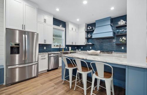 Crystal Beach House | Skyline Rooftop Deck! Golf Cart Rental Available!
