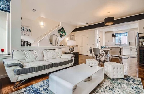 Lincoln Park House | Skyline Serenity: 3 BDR with Rooftop Patio