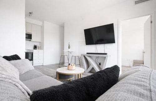 Kitchener Apartment | Skyline Serenity Executive Condo - Bowling Alley,Gym,Pool,Hot Tub,Sauna,Lounge