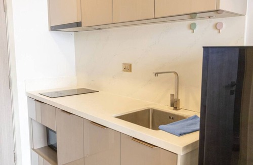 Rama 9 Apartment | Skyline Studio w/Balcony, Pool, Gym &5m to MRT