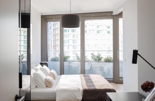 Kaisermuhlen Apartment | Skyline Suite - Danube-View Balcony & Pool