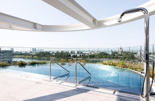 Kaisermuhlen Apartment | Skyline Suite - Danube-View Balcony & Pool