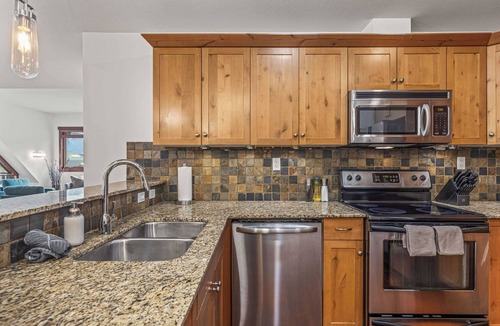 Town Centre Apartment | Skyline Suite Downtown Canmore Stay!