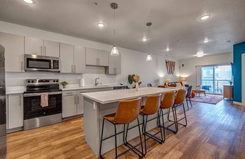 Draper Apartment | Skyline Suites Boho Themed 2bd 2ba