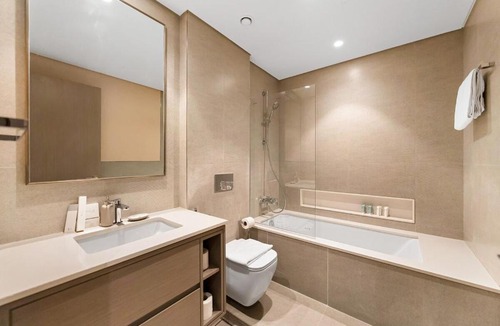Downtown Dubai Apartment | Skyline View - 2 Balconies - Pool plus Gym - Sleeps 8