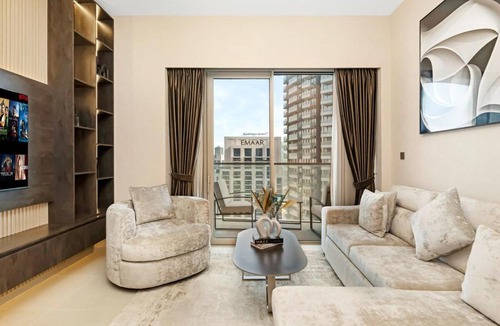 Downtown Dubai Apartment | Skyline View - 2 Balconies - Pool plus Gym - Sleeps 8