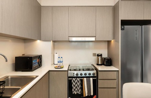 Downtown Dubai Apartment | Skyline View - 2 Balconies - Pool plus Gym - Sleeps 8
