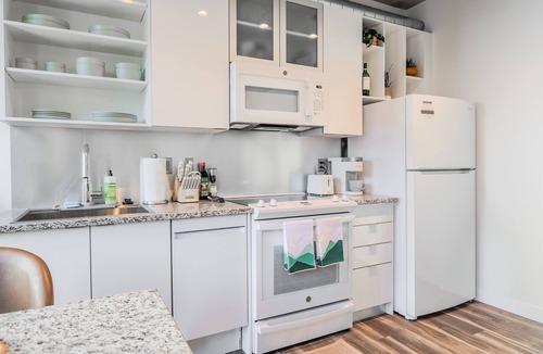 Gateway District Apartment | Skyline Views 17th‑Fl Rooftop Pool & Sauna Steps to Stadiums & Dining