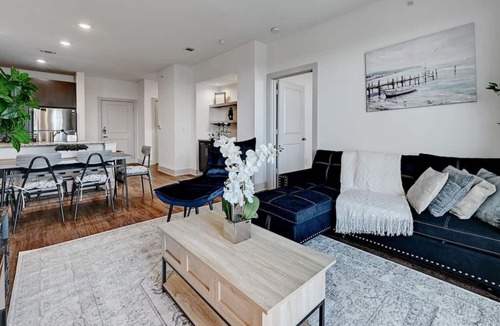 East Oak Hill Apartment | Skyline Views 2Bed/2Bath Apt w/ Parking, 1G Wifi, EV Charging
