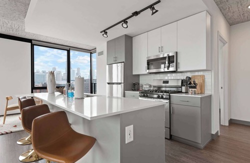 West Loop Apartment | Skyline Views in 3BR Apartment w/Top Amenities