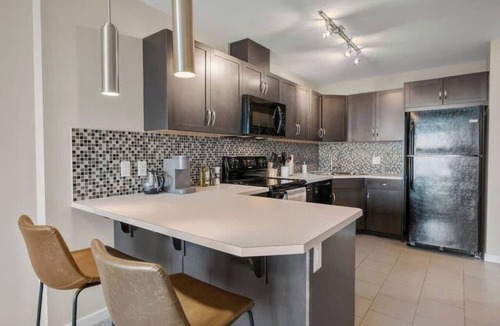 Victoria Park Apartment | Skyline Views| Walk to Saddledome | AC| UG Parking