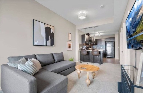 Victoria Park Apartment | Skyline Views| Walk to Saddledome | AC| UG Parking