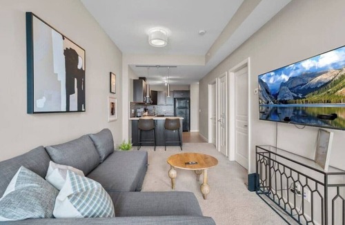 Victoria Park Apartment | Skyline Views| Walk to Saddledome | AC| UG Parking