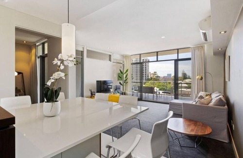 East Perth Apartment | SkylineViews 2bdrm River, WACA, Optus stadium