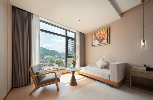 Wulingyuan Hotel | Skyridge Hotel-Mtn View Rooms & Rooftop Bar-Free cup of coffee-English Butler