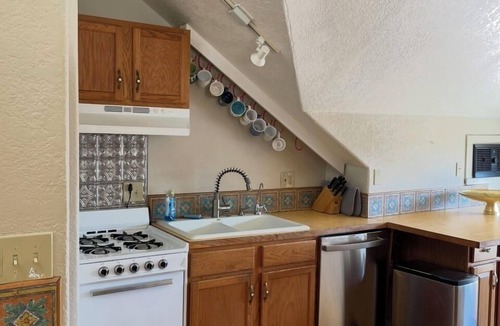 City Park Apartment | SkyView Loft in Healing Center, City Park West, with WiFi, Bathtub & Balcony
